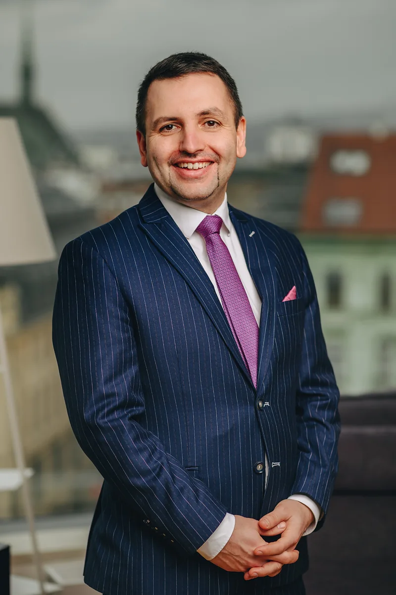 Portrétní fotografie finančního specialisty Michala Chmely.